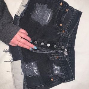 Black Levi’s jean shorts